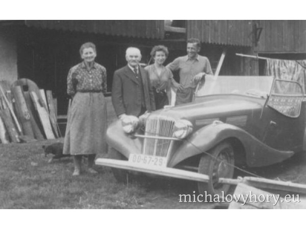 Pan Altmann (vlevo) a Aerovka - jeho první auto jistě jedno z prvních v Michalkách