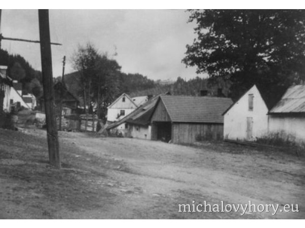 Toto je budova mlýna, který stával na návsi. Vedl k němu náhon, který napájel i papírnu - dnes již nefunkční a zavezený
