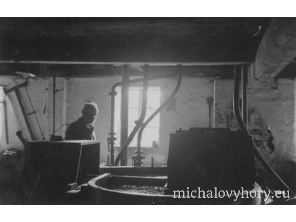 Část vnitřního vybavení papírny - zde se drtily staré hadry a len pro pozdější výrobu