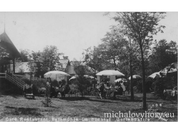 Tatáž budova, za první republiky zde měl strýc pana Altmannarý výletní kavárnu